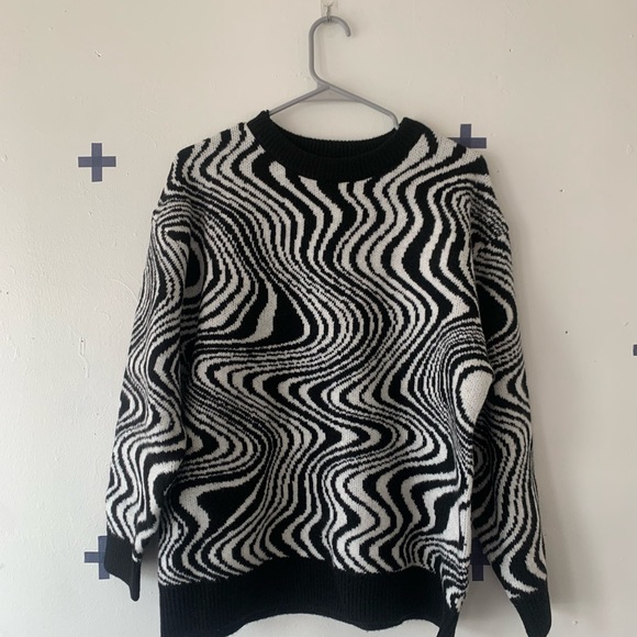 Oversized, black and white patterned soft sweater! - Picture 5 of 7